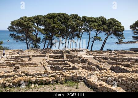 EMPURIES, SPANIEN-8. MAI 2021: Archäologische Überreste der antiken Stadt Empuries. Überreste eines griechischen Festungswämmens. Archäologisches Museum von Katalonien, Spanien. Stockfoto