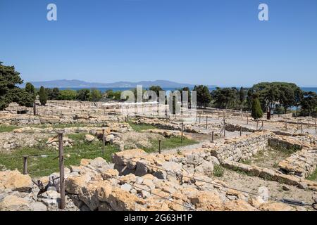 EMPURIES, SPANIEN-8. MAI 2021: Archäologische Überreste der antiken Stadt Empuries. Überreste eines griechischen Festungswämmens. Archäologisches Museum von Katalonien, Spanien. Stockfoto