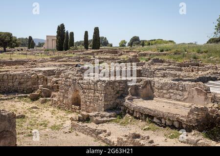 EMPURIES, SPANIEN-8. MAI 2021: Archäologische Überreste der antiken Stadt Empuries. Überreste eines griechischen Festungswämmens. Archäologisches Museum von Katalonien, Spanien. Stockfoto