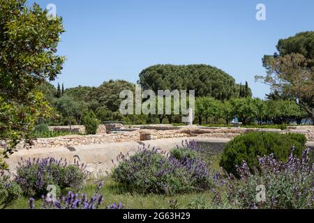 EMPURIES, SPANIEN-8. MAI 2021: Archäologische Überreste der antiken Stadt Empuries. Überreste eines griechischen Festungswämmens. Archäologisches Museum von Katalonien, Spanien. Stockfoto