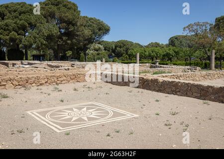 EMPURIES, SPANIEN-8. MAI 2021: Archäologische Überreste der antiken Stadt Empuries. Ein Mosaik in der Neapolis. Archäologisches Museum von Katalonien, Spanien. Stockfoto