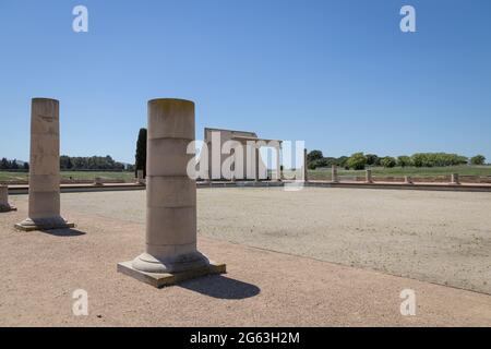 EMPURIES, SPANIEN-8. MAI 2021: Archäologische Überreste der antiken Stadt Empuries. Überreste eines griechischen Festungswämmens. Archäologisches Museum von Katalonien, Spanien. Stockfoto