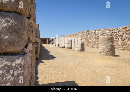 EMPURIES, SPANIEN-8. MAI 2021: Archäologische Überreste der antiken Stadt Empuries. Überreste eines griechischen Festungswämmens. Archäologisches Museum von Katalonien, Spanien. Stockfoto