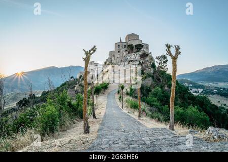 Steindorf Petralia Soprana, das höchste Dorf in der Madonie-Bergkette, Sizilien, Italien.Kirche Santa Maria di Loreto bei Sonnenuntergang.malerisch Stockfoto