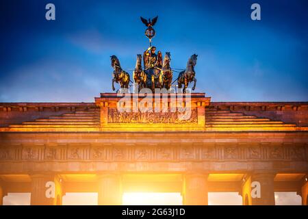Quadriga auf dem Brandenburger Tor in Abendbeleuchtung, Berlin Stockfoto