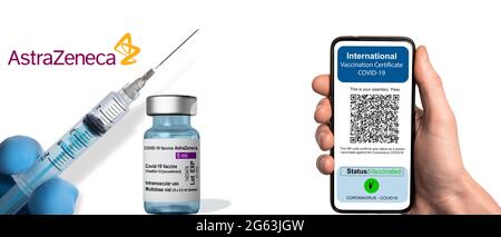 Mann zeigt uns seinen Sanitäranpass mit der Validierung der Impfung mit AstraZeneca gegen Covid-19 Stockfoto