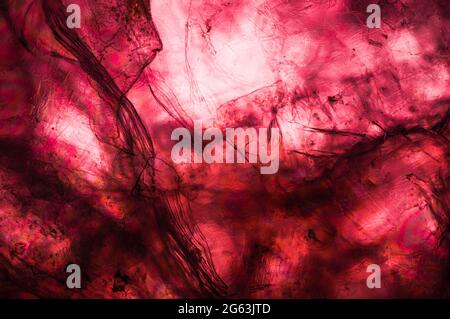 Lepidolith Makro Detail Edelstein, Nahaufnahme der Textur, grunge bunte rosa lila Hintergrund-Design Stockfoto