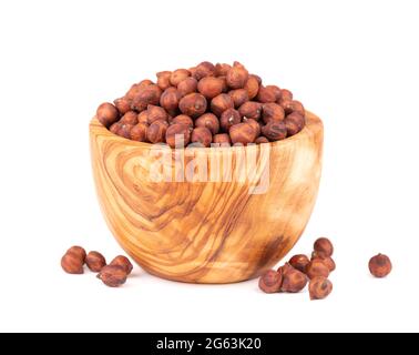 Haufen brauner Kichererbsen in einer Olivenschüssel, isoliert auf weißem Hintergrund. Braune Kichererbsen. Garbanzo, bengalgram oder Kichererbsen Stockfoto