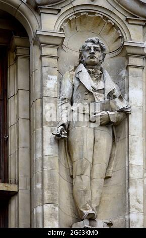 London, England, Großbritannien. Statue von J. W. M. Turner (Maler) von Ernest Gillick, an der Cromwell Road Fassade des Victoria and Albert Museums, Kensington. Stockfoto