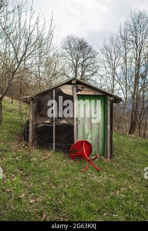 Verlassene alte Holzhütte im Wald o Bosnien Stockfoto