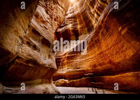 Abstraktes Bild von Felswänden im Siq, Eingang in Petra, Jordanien Stockfoto