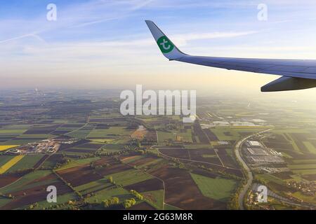 MÜNCHEN, DEUTSCHLAND - 10. Mai 2017: Luftaufnahme von Feldern aus dem Flugzeug in Deutschland Stockfoto