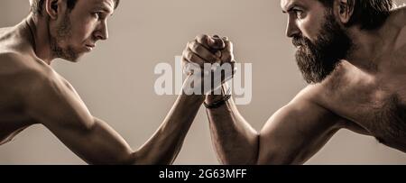 Zwei Männerhände umklammten Arm Wrestling, stark und schwach, ungleiche Übereinstimmung. Stark muskulös bärtigen Mann Arm Ringen ein mickrigen schwachen Mann Stockfoto