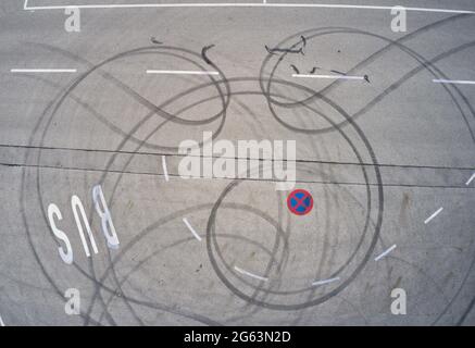 Marktoberdorf, Deutschland. Juli 2021. Markierungen auf Asphalt von sich drehenden Reifen während eines Burnout am 02. Juli 2021 in Marktoberdorf, Deutschland. Fotograf: Peter Schatz/Alamy Live News Stockfoto