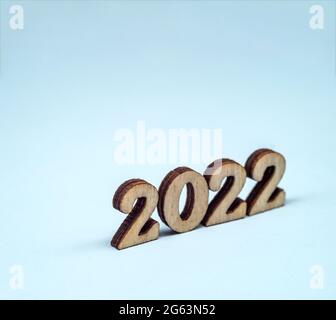 Banner 2022. Ziffern 2022 auf blauem Hintergrund. Holzziffern 2022. Stockfoto