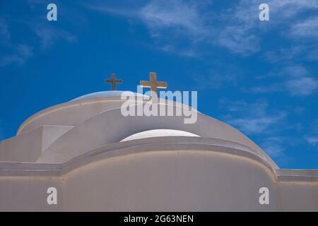 Kirche Detail, weiß und blau Farben. Kykladen. Griechenland. Weißes Kreuz auf griechischer Insel Kapelle Kuppel, klaren blauen Himmel Hintergrund. Christentum Religion symb Stockfoto