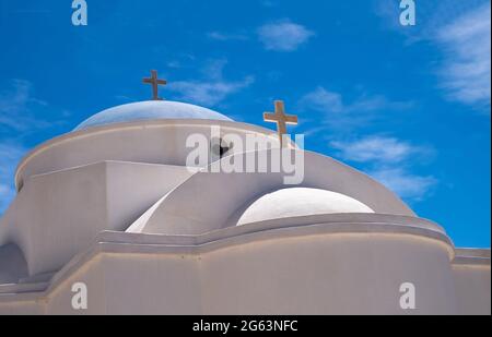 Kirche Detail, weiß und blau Farben. Kykladen. Griechenland. Weißes Kreuz auf griechischer Insel Kapelle Kuppel, klaren blauen Himmel Hintergrund. Christentum Religion symb Stockfoto