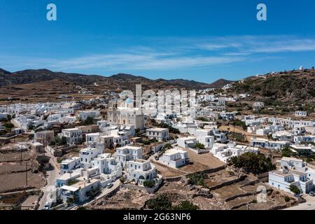 Griechenland, Kykladen Kimolos Insel, Chora Chorio Luftdrohnenansicht. Felsige Landschaft, traditionelle kykladische Architektur, weiße blaue Farben, weiß getünchte BU Stockfoto