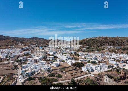 Griechenland, Kimolos Chora Chorio Luftdrohnenansicht. Kykladen-Inseln. Felsige Landschaft, traditionelle, weiß getünchte Gebäude der Kykladen, sonniger Tag, blauer Himmel Stockfoto