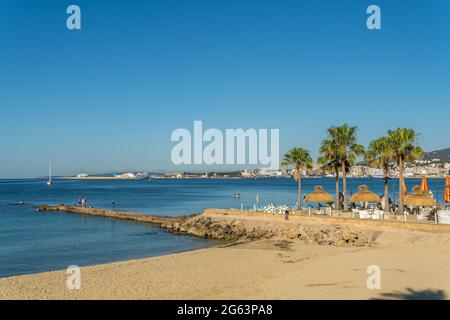 Palma de Mallorca, Spanien; 25 2021. juni: Gesamtansicht des Strandes Can Pere Antoni mit der Stadt Palma de Mallorca im Hintergrund bei Sonnenaufgang Stockfoto