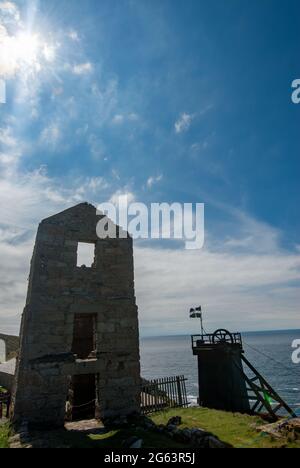 National Trust - Levant Mine und Beam Engine Hintergrundbeleuchtung an einem sonnigen Tag in Cornwall Stockfoto