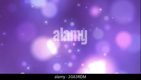 Bild von glühenden weißen Lichtflecken, die sich in hypnotischer Bewegung auf purpurem Hintergrund bewegen Stockfoto