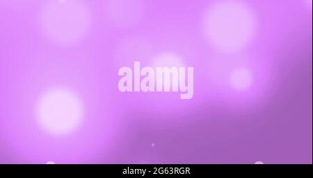 Bild von glühenden weißen Lichtflecken, die sich in hypnotischer Bewegung auf purpurem Hintergrund bewegen Stockfoto