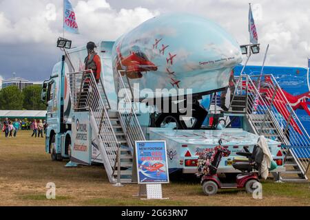 Ein RAF-Flugsimulator mit roten Pfeilen bei einer Show Stockfoto