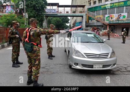 Dhaka, Bangladesch - 02. Juli 2021: Armeepersonal schränkt die Bewegung der Menschen von einem Kontrollposten ein, der am zweiten Tag in Shahbag in Dhaka eingerichtet wurde, am 02. Juli 2021 Stockfoto