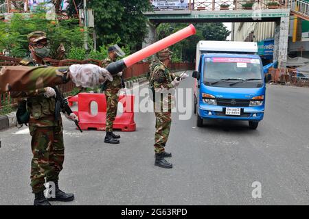 Dhaka, Bangladesch - 02. Juli 2021: Armeepersonal schränkt die Bewegung der Menschen von einem Kontrollposten ein, der am zweiten Tag in Shahbag in Dhaka eingerichtet wurde, am 02. Juli 2021 Stockfoto