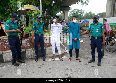 Dhaka, Bangladesch. Juli 2021. Die Polizei stellt Menschen auf, die sich den Lockdown-Beschränkungen widersetzen, in Dhaka, Bangladesch, 2. Juli 2021. Die Behörden Bangladeschs verhängten eine Woche lang die landesweite Sperre, die aufgrund der zunehmenden Coronavirus-Infektionen und der Todesfälle durch Coronavirus im Land immer häufiger durchgeführt wurde. Quelle: Suvra Kanti das/ZUMA Wire/Alamy Live News Stockfoto