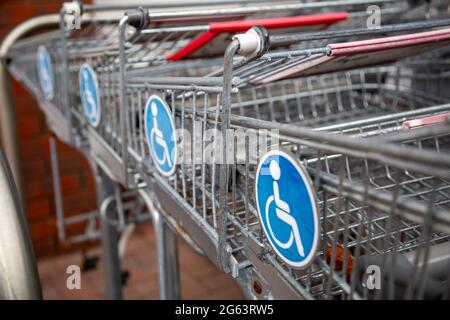 Nahaufnahme von behinderten Trolleys oder Warenkörben vor einem Supermarkt Stockfoto