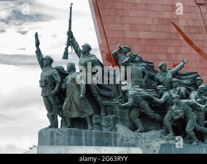 Statuen der Arbeiter, Bauern und Soldaten während der Revolution gegen die japanische Besatzung an Hill Grand Mansudae Monument, Pyongyang, Nordkorea Stockfoto