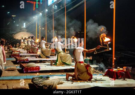 Die nächtliche ganga aanti Zeremonie in Dashashwamedh Ghat mit Priestern, rituellen Deepam Aligt und vielen Touristen am Fluss ganges, Varanasi, Indien, statt Stockfoto