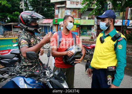 Dhaka, Bangladesch. Juli 2021. Die Polizei patrouilliert in der Dhaka Street, als die Regierung von Bangladesch eine landesweite Sperre verhängte, um die Ausbreitung des neuartigen Coronavirus einzudämmen, in Dhaka, Bangladesch, 2. Juli 2021. Die Behörden Bangladeschs verhängten eine Woche lang die landesweite Sperre, die aufgrund der zunehmenden Coronavirus-Infektionen und der Todesfälle durch Coronavirus im Land immer häufiger durchgeführt wurde. Quelle: Suvra Kanti das/ZUMA Wire/Alamy Live News Stockfoto