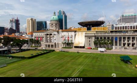 Central Padang Sports Area in Singapur mit Gebäuden im Finanzdistrikt hinter dem Hotel. Stockfoto