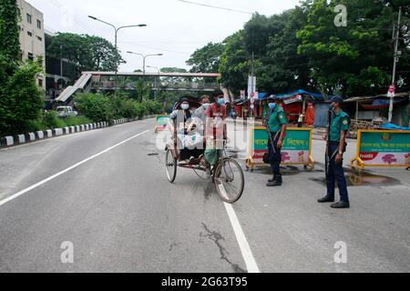 Dhaka, Bangladesch. Juli 2021. Die Polizei patrouilliert in der Dhaka Street, als die Regierung von Bangladesch eine landesweite Sperre verhängte, um die Ausbreitung des neuartigen Coronavirus einzudämmen, in Dhaka, Bangladesch, 2. Juli 2021. Die Behörden Bangladeschs verhängten eine Woche lang die landesweite Sperre, die aufgrund der zunehmenden Coronavirus-Infektionen und der Todesfälle durch Coronavirus im Land immer häufiger durchgeführt wurde. Quelle: Suvra Kanti das/ZUMA Wire/Alamy Live News Stockfoto