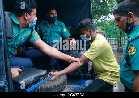 Dhaka, Bangladesch. Juli 2021. Die Polizei nahm einen Mann fest, als er sich gegen die Sperrungsbeschränkungen wehrt, in Dhaka, Bangladesch, 2. Juli 2021. Die Behörden Bangladeschs verhängten eine Woche lang die landesweite Sperre, die aufgrund der zunehmenden Coronavirus-Infektionen und der Todesfälle durch Coronavirus im Land immer häufiger durchgeführt wurde. Quelle: Suvra Kanti das/ZUMA Wire/Alamy Live News Stockfoto