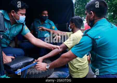 Dhaka, Bangladesch. Juli 2021. Die Polizei nahm einen Mann fest, als er sich gegen die Sperrungsbeschränkungen wehrt, in Dhaka, Bangladesch, 2. Juli 2021. Die Behörden Bangladeschs verhängten eine Woche lang die landesweite Sperre, die aufgrund der zunehmenden Coronavirus-Infektionen und der Todesfälle durch Coronavirus im Land immer häufiger durchgeführt wurde. Quelle: Suvra Kanti das/ZUMA Wire/Alamy Live News Stockfoto