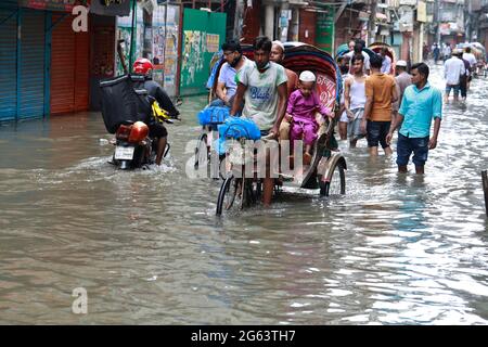 Dhaka, Bangladesch - 02. Juli 2021: Fahrzeuge versuchen, durch eine überflutete Straße in Dhaka, Bangladesch, zu fahren. Das Eindringen von Kanälen trägt zur Entwicklung bei Stockfoto