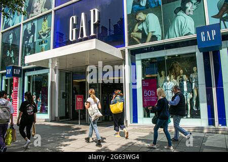 OXFORD STREET LONDON 2 JULI 2021. Fußgänger laufen am GAP-Flagship-Store in der Oxford Street vorbei. Das amerikanische Einzelhandelsunternehmen wird alle 81 Filialen in Großbritannien und Irland schließen und plant, online zu verkaufen. Credit amer Ghazzal/Alamy Live News Stockfoto