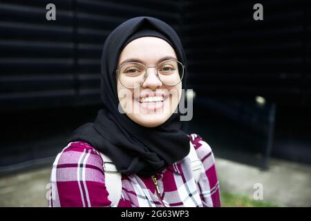 Porträt einer jungen arabischen Studentin, die lächelt Stockfoto