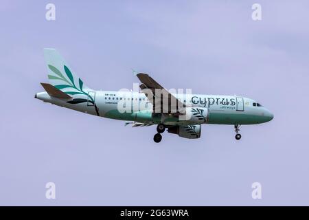 Cyprus Airways Airbus A319-114 (Reg.: 5B-DCW) Landebahn 31, Ankunft von Larnaca. Stockfoto