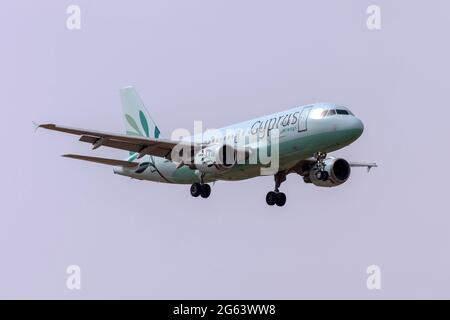 Cyprus Airways Airbus A319-114 (Reg.: 5B-DCW) Landebahn 31, Ankunft von Larnaca. Stockfoto