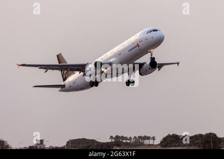 Star Alliance (Turkish Airlines) der Airbus A321-231 (Reg.: TC-JRP) nimmt von der Start- und Landebahn 13 ab. Stockfoto