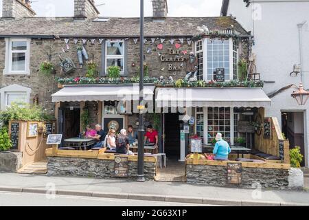 Cumbria, Großbritannien. Juli 2021. Großbritannien The Crafty Baa Pub in Windermere wurde zum regionalen Gewinner des „Best Pub“ der Countryside Alliance Awards in der Region North West ernannt. Der Abgeordnete Tim Farron von Westmorland und Lonsdale sagte: „Ich möchte dem Crafty Baa ganz herzlich für den Gewinn des besten Pubs im Nordwesten bei den Countryside Alliance Awards gratulieren. „Es ist wirklich ein fantastischer lokaler Pub und ein absoluter Beweis für die harte Arbeit und Kreativität des Teams dort, das sie verdientermaßen gewonnen haben Diese Auszeichnung.“. Kredit: Gordon Shoosmith/Alamy Live Nachrichten Stockfoto