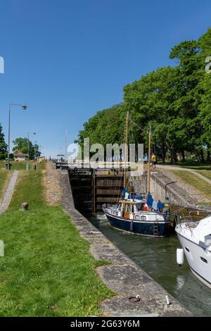 Berg, Schweden - 21. Juni 2021: Boote fahren flussaufwärts in den Schleusen und Schleusen des Gota-Kanals Stockfoto