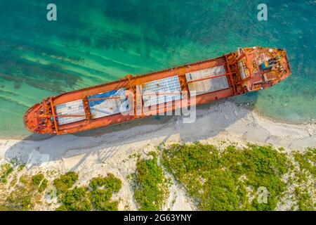 Kabardinka, Russland - 24. Juni 2021 Trocken-Frachtschiff RIO am Ufer nach einem Schiffbruch verlassen. Touristenattraktion. Drohnenfoto Stockfoto