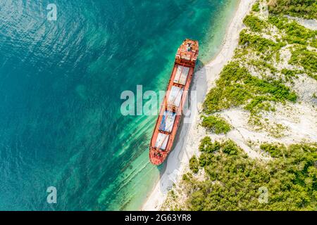 Kabardinka, Russland - 24. Juni 2021 Trocken-Frachtschiff RIO am Ufer nach einem Schiffbruch verlassen. Touristenattraktion. Drohnenfoto Stockfoto