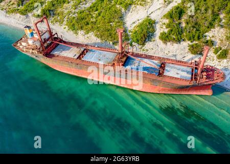 Kabardinka, Russland - 24. Juni 2021 Trocken-Frachtschiff RIO am Ufer nach einem Schiffbruch verlassen. Touristenattraktion. Drohnenfoto Stockfoto